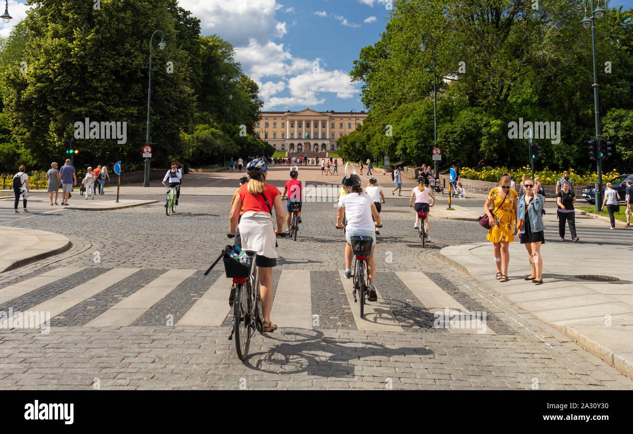 OSLO, NORWEGEN - Radfahrer Ansatz des Königlichen Palastes. Stockfoto