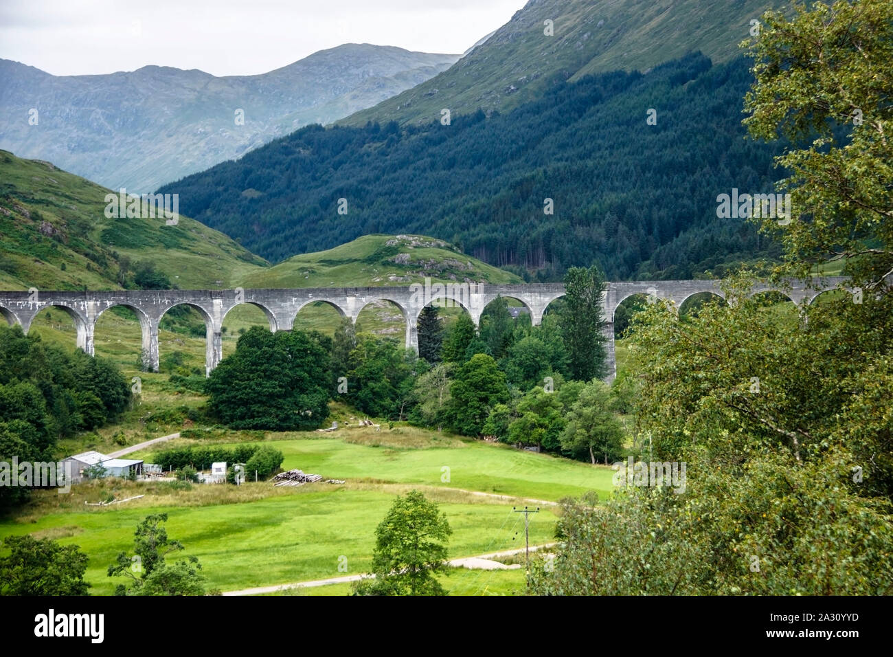 Glenfinnan Viadukt. Eisenbahnviadukt auf der West Highland Line in Glenfinnan, Inverness-shire, Schottland. Schottische Highlands. Stockfoto
