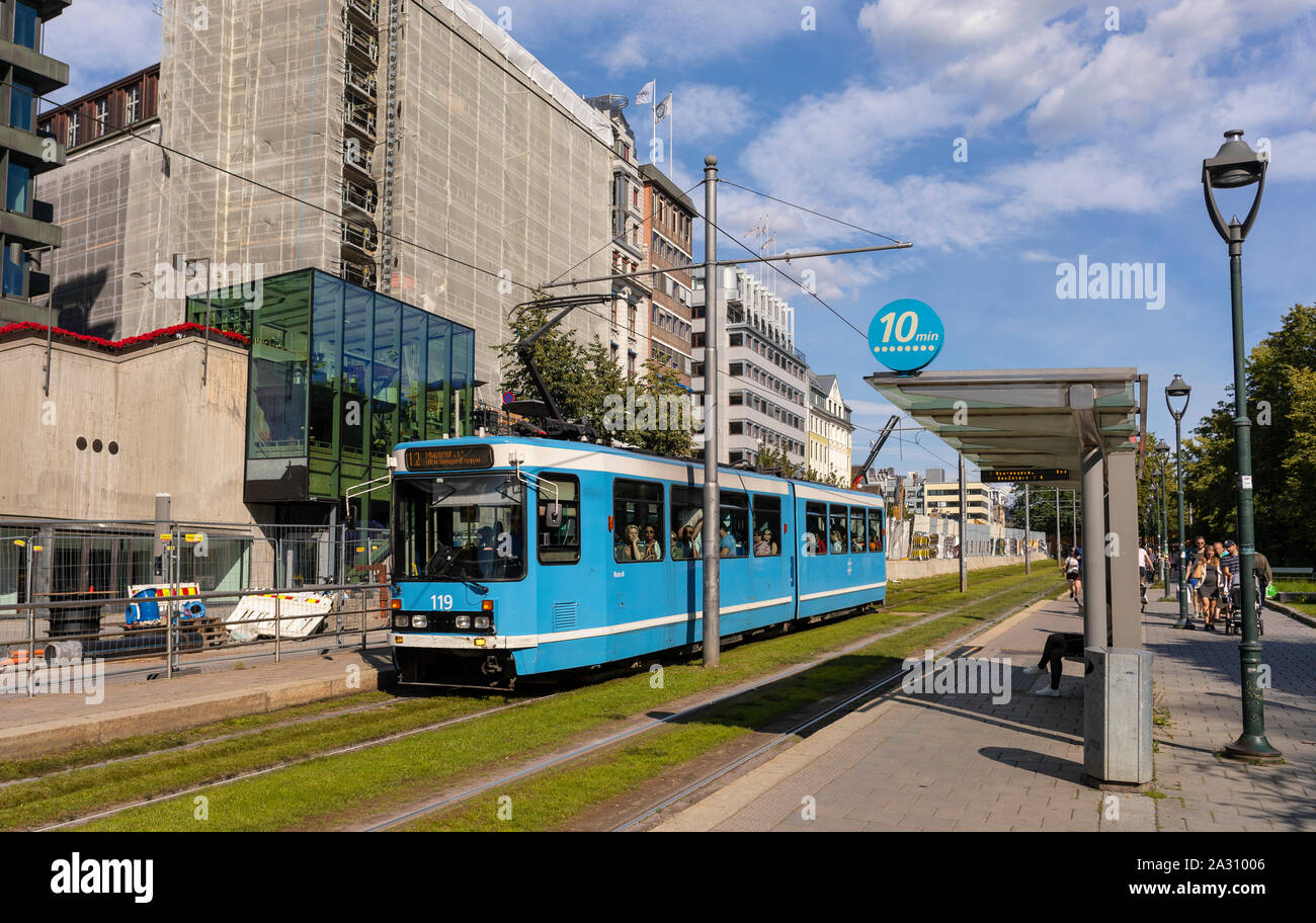 OSLO, NORWEGEN - Elektrische Straßenbahn, öffentliche Verkehrsmittel. Stockfoto