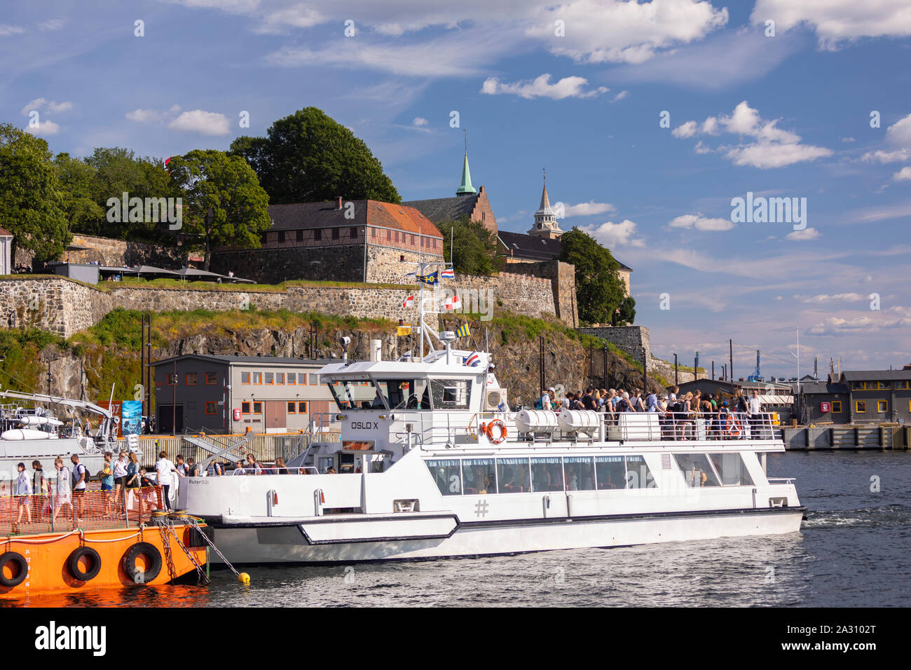 OSLO, NORWEGEN - Menschen am Fähranleger, vor der Festung Akershus Historic Site, Oslo Waterfront. Stockfoto