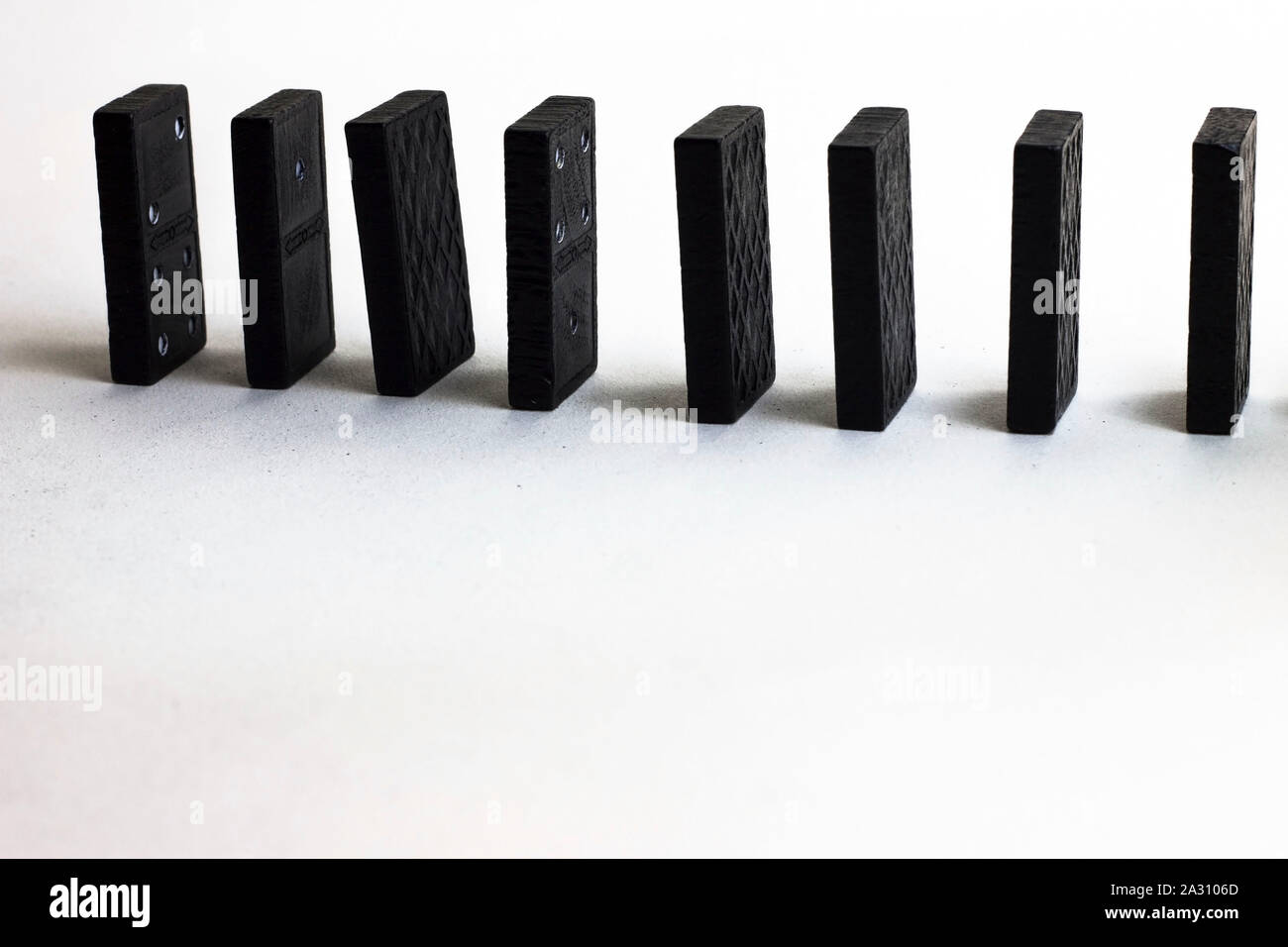 Dominos isoliert auf weißem Stockfoto