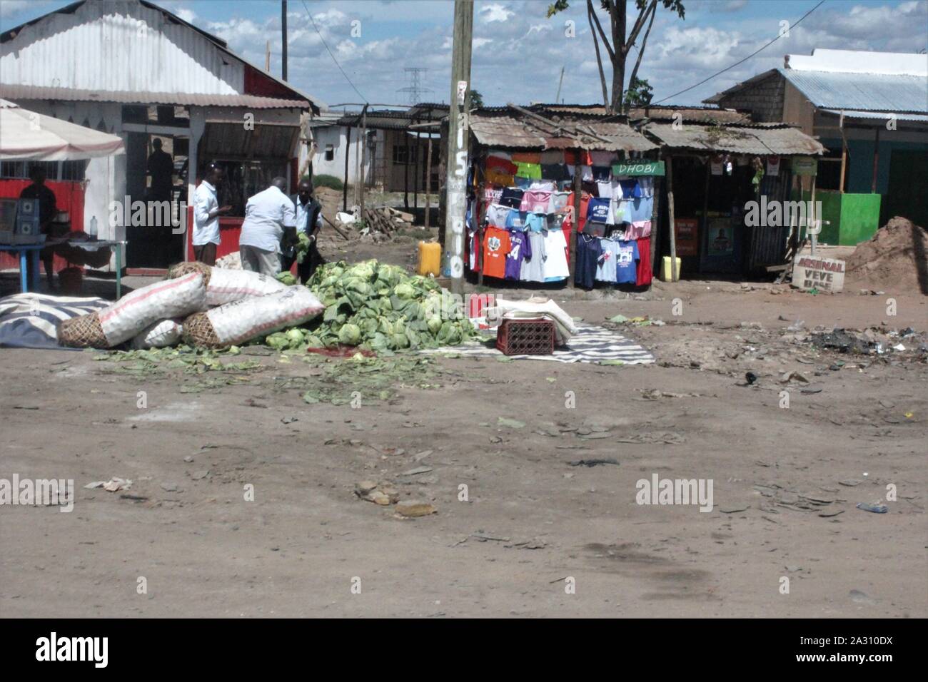 Mombasa in Kenia, Sommer 2015 (km 74): kleiner Markt im Osten - Ende der Mackinnon Road Stockfoto
