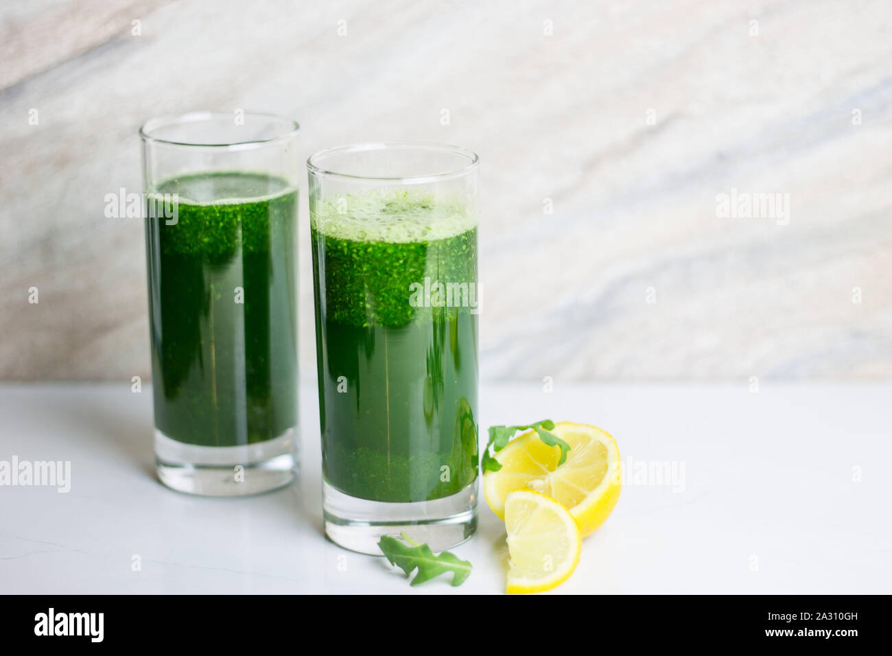 Grüne Petersilie Saft mit Zitrone. Gesunde Ernährung Konzept. Stockfoto