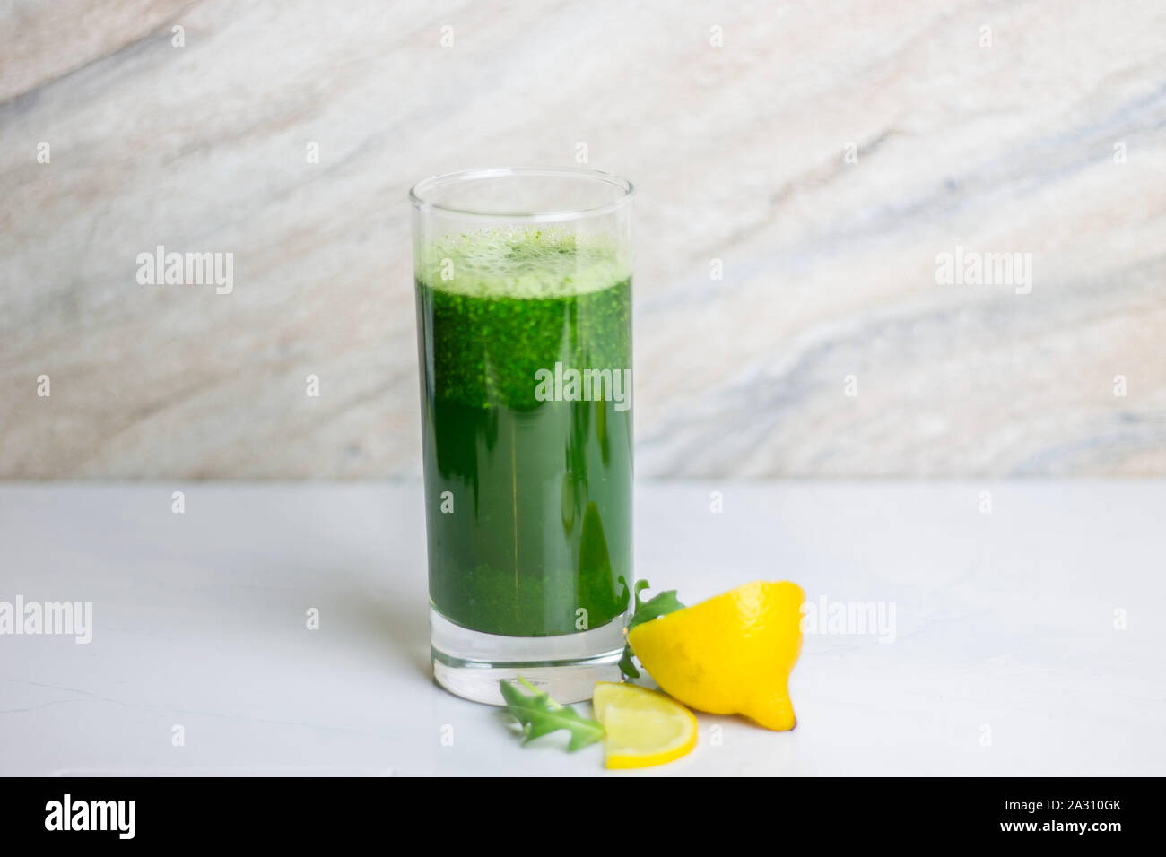 Grüne Petersilie Saft mit Zitrone. Gesunde Ernährung Konzept. Stockfoto