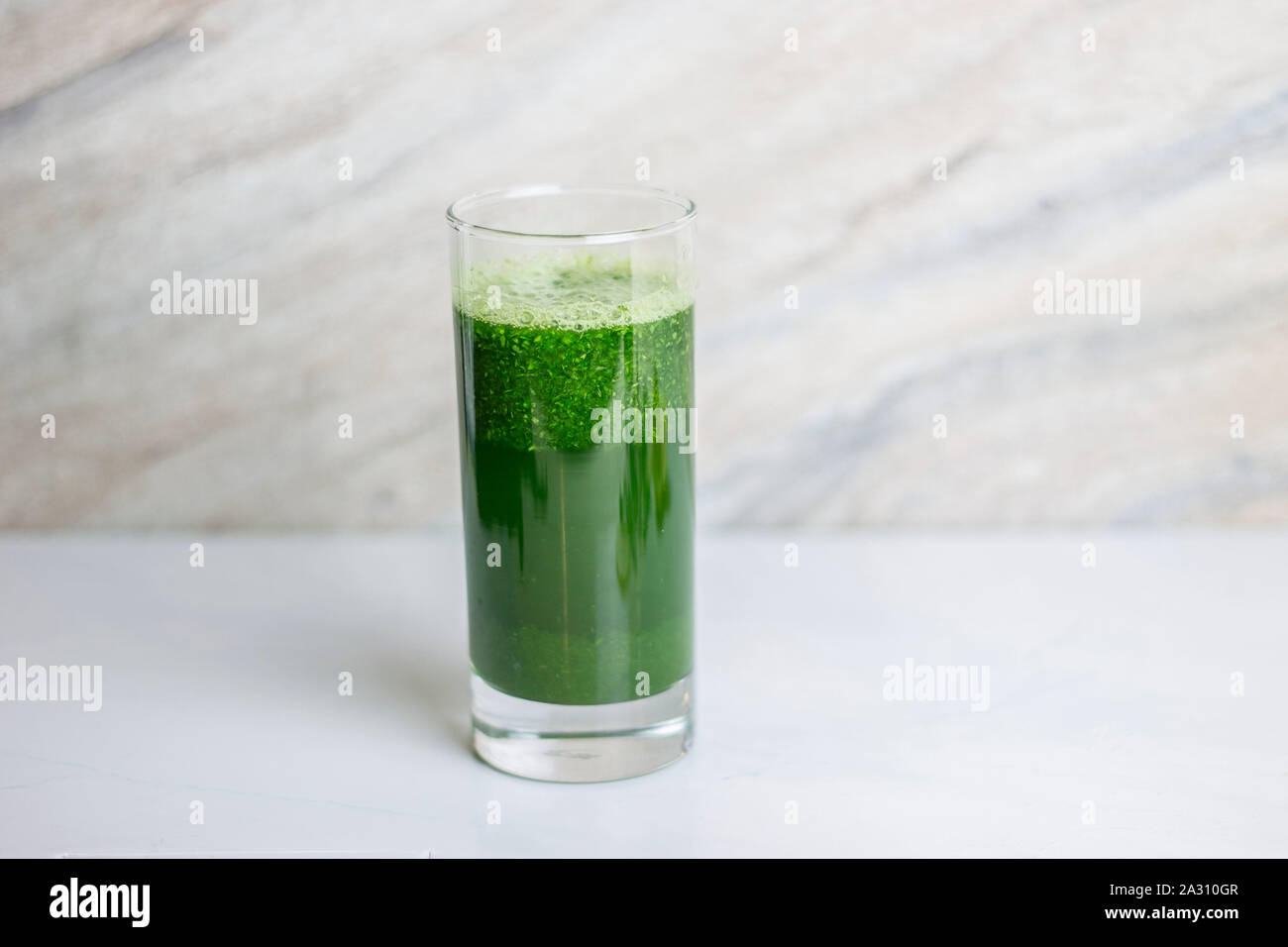 Grüne Petersilie Saft mit Zitrone. Gesunde Ernährung Konzept. Stockfoto