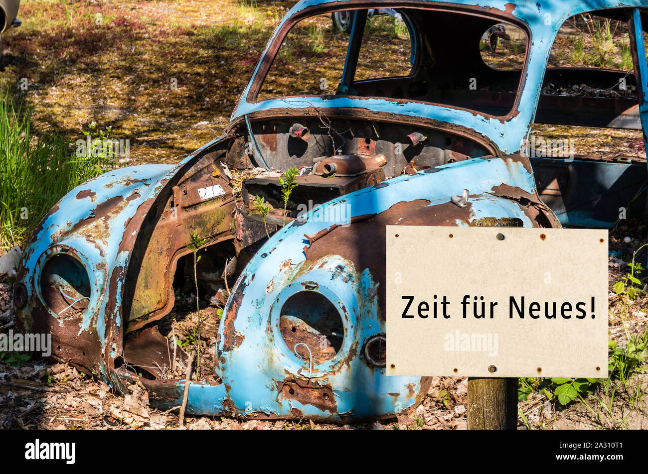 Altes Auto Zeit für neue Zeichen Stockfoto