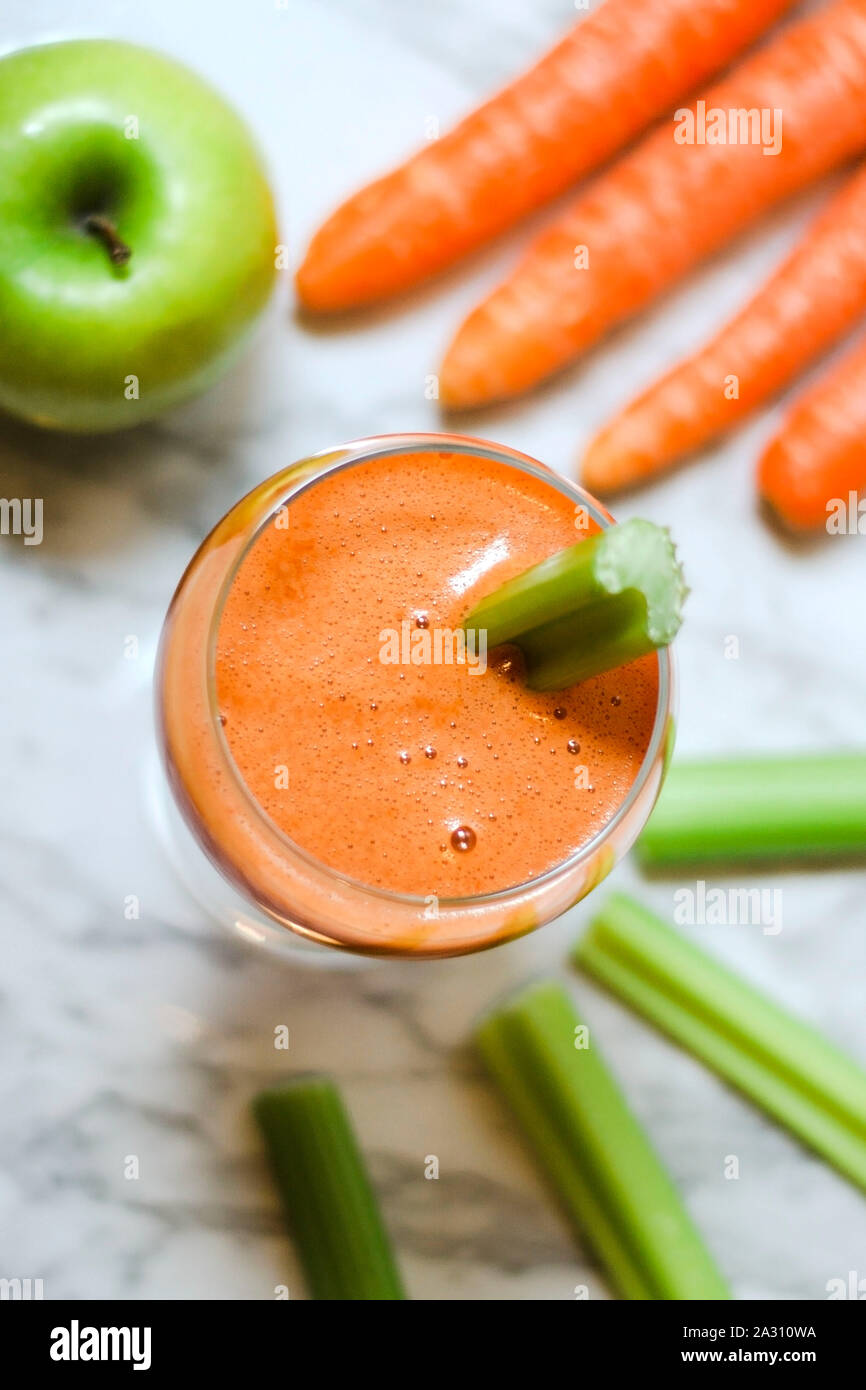 Gesunde, frische, hausgemachte Karottensaft. Stockfoto