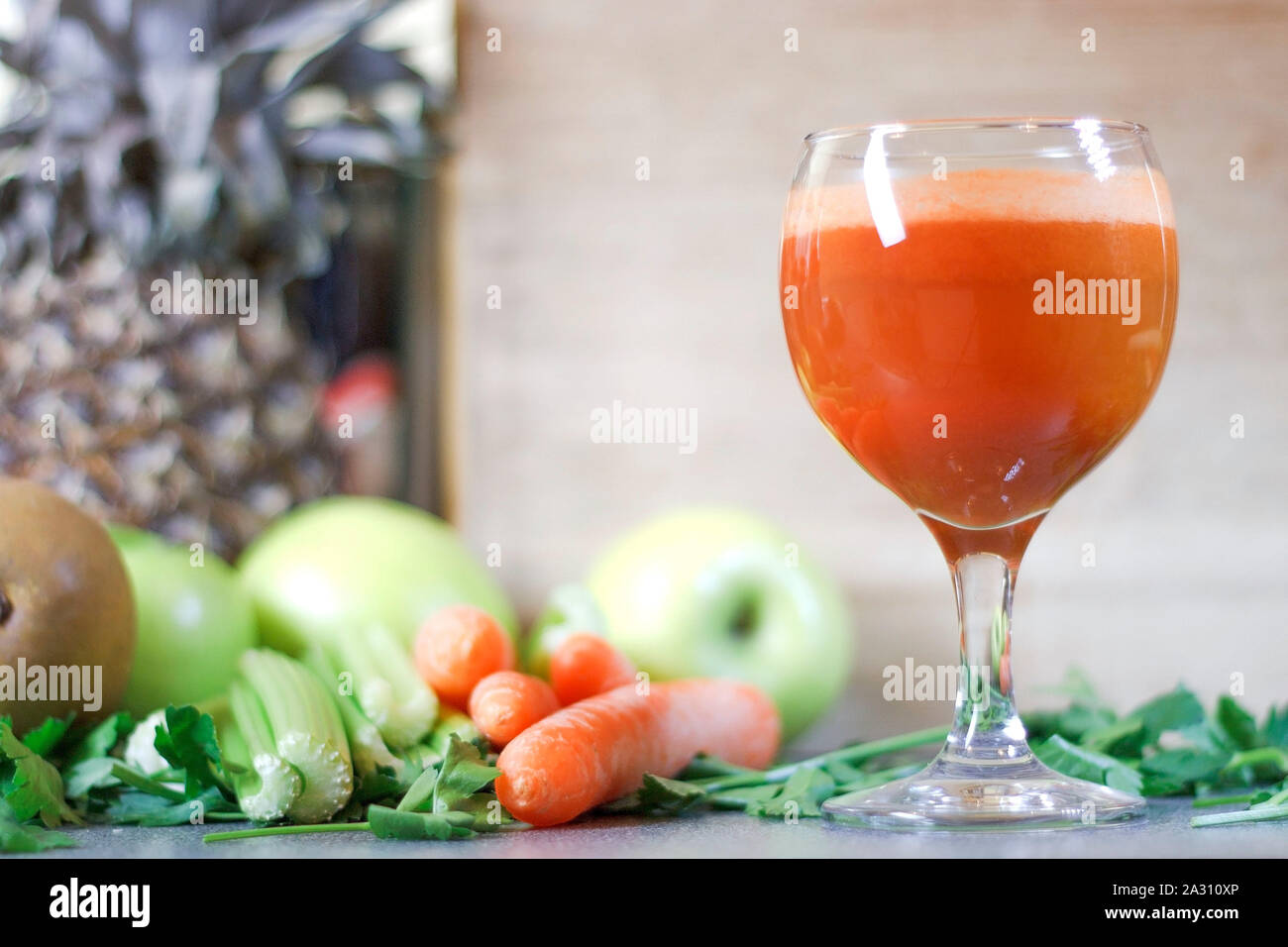 Gesunde, frische, hausgemachte Karottensaft. Stockfoto