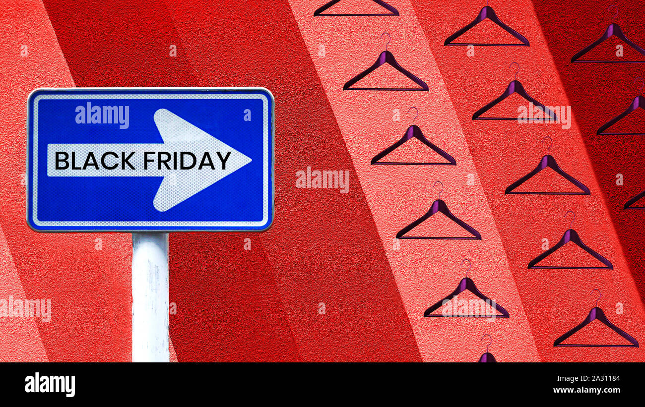 Schwarzer Freitag verkauf Konzept mit Schild und Mode Kleiderbügel Muster auf rote Koralle Farbe Hintergrund. Shopping. Outfit. Flach, Ansicht von oben. Stockfoto