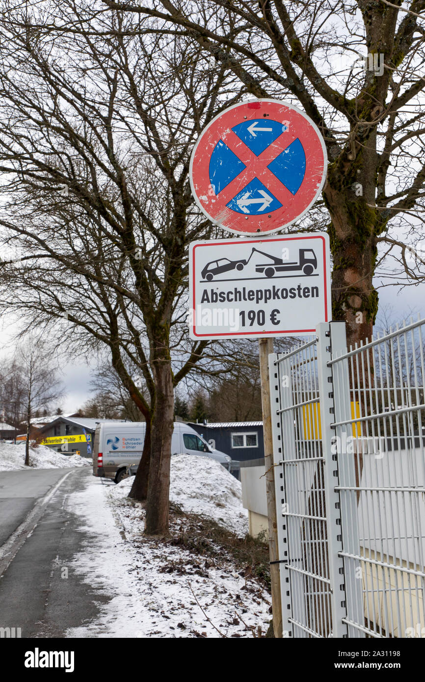 Kein stoppen unterzeichnen und Warnung von Abschleppkosten, in Winterberg, Sauerland, Deutschland Stockfoto