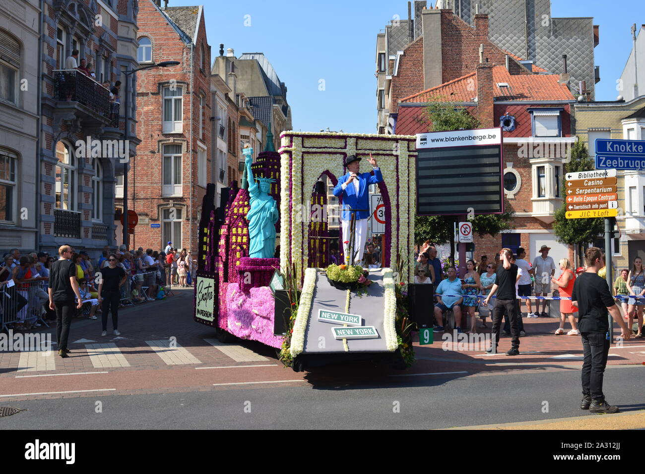 Blankenberge, West Flandern/Belgien - August 25, 2019 :: Strand fest Blume corso schwimmt, in der Flämischen "Bloemencorso". Stockfoto