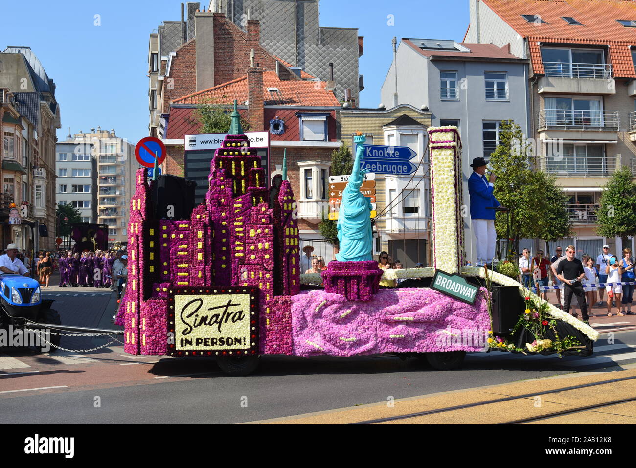 Blankenberge, West Flandern/Belgien - August 25, 2019 :: Strand fest Blume corso schwimmt, in der Flämischen "Bloemencorso". Stockfoto