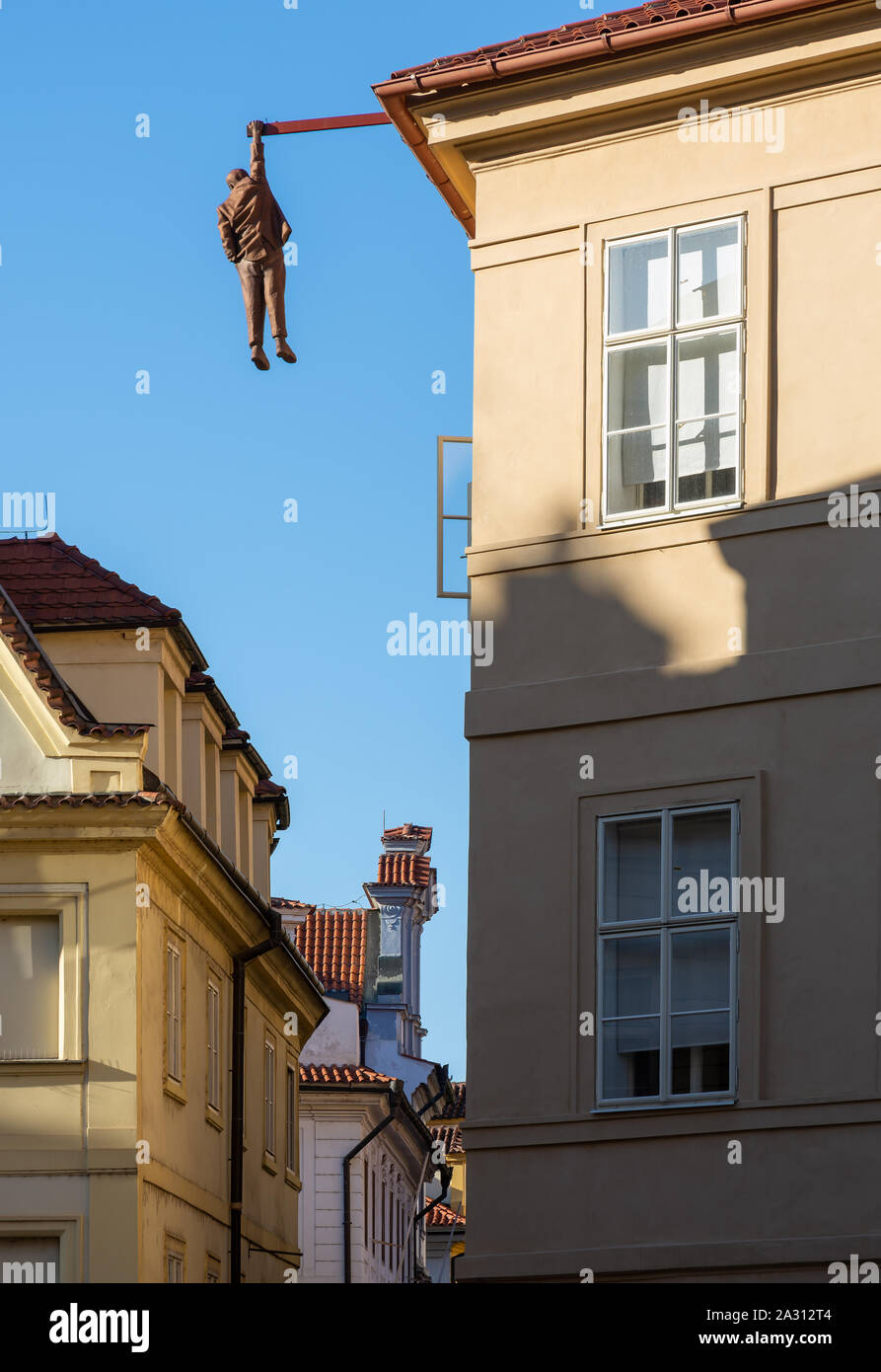 Prag, tschechische Republik - 3. SEPTEMBER: Hängende mann Skulptur in Prag, Tschechische Republik am 3. September 2019. Die Abbildung von David Cerny, gebaut 1997 sh Stockfoto