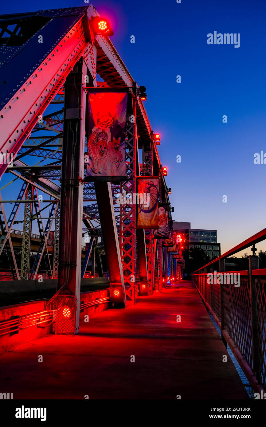 Nachtlicht, Langevin Brücke über den Bow River, Calgary, Alberta, Kanada Stockfoto