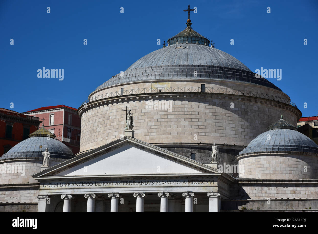 Die beeindruckende Kuppel der Basilika di San Francesco Di Paola, mit kalkhaltigen Stein bedeckt, Piazza del Plebiscito, Neapel, Italien, Europa. Stockfoto