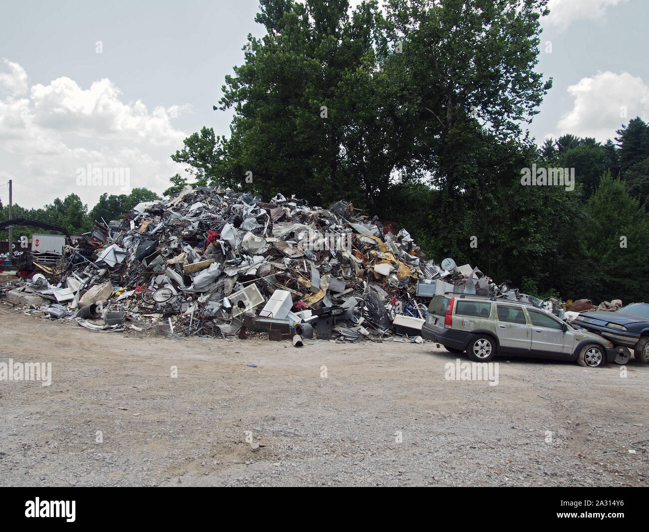 Junk pile und trashed Automobile auf einem Schrottplatz in Indiana, USA, Juli 28, 2019, © katharine Andriotis Stockfoto