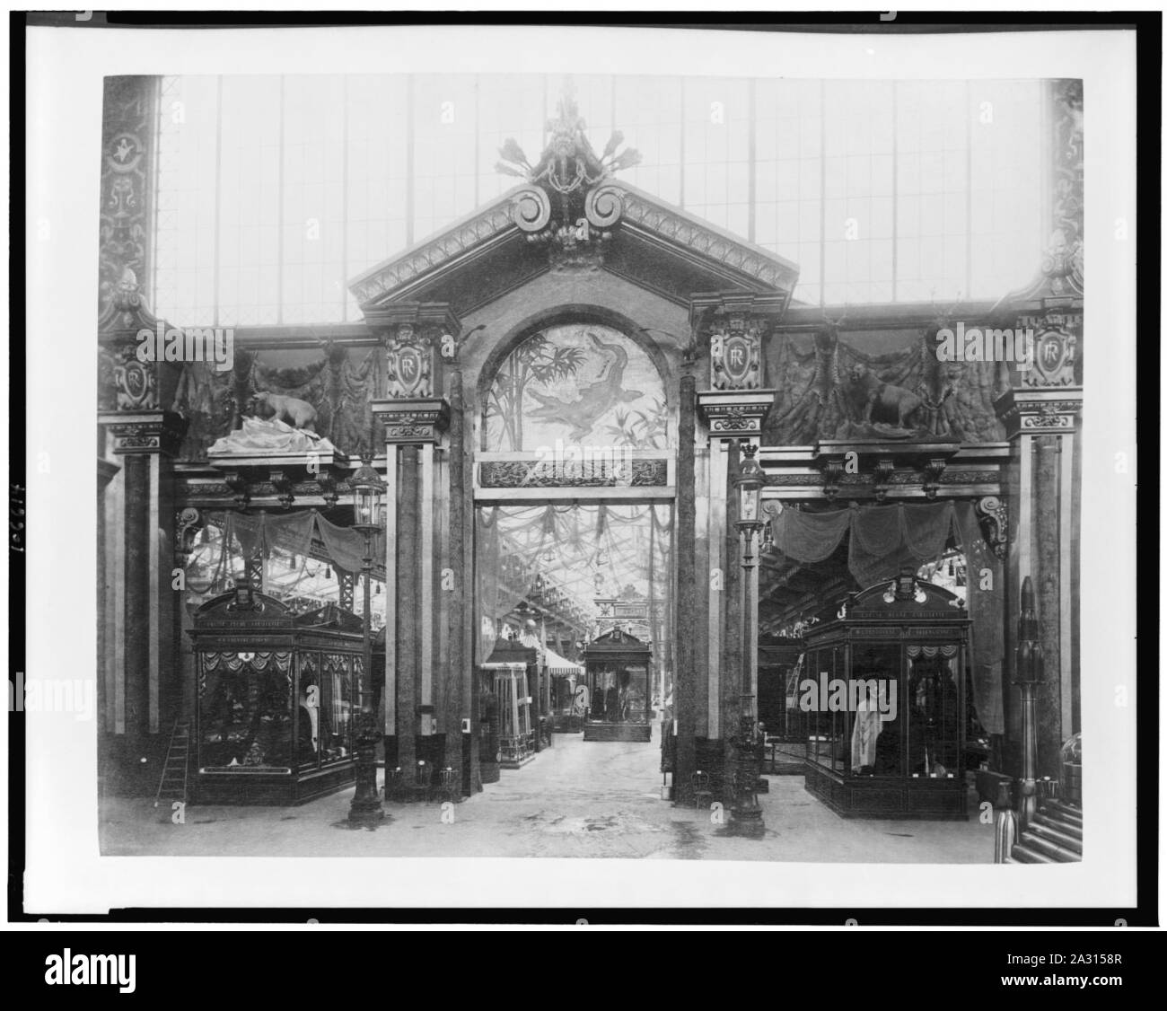 Eingang zur Ausstellung von Forstwirtschaft, Jagd & Angeln Produkte, Palast der unterschiedlichsten Branchen, Paris Exposition, 1889 Stockfoto
