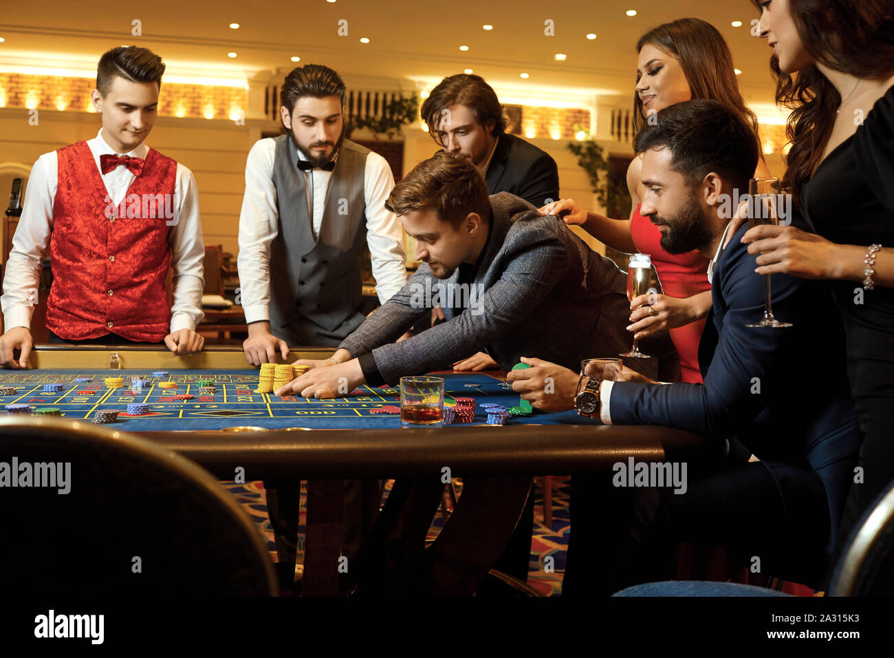 Eine Gruppe von Menschen spielen das Spielen in einem Casino. Stockfoto