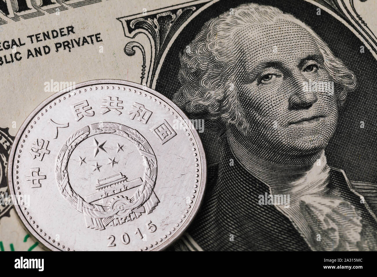 Yuan vor dem Hintergrund der 1 Dollar Bill, close-up Stockfoto