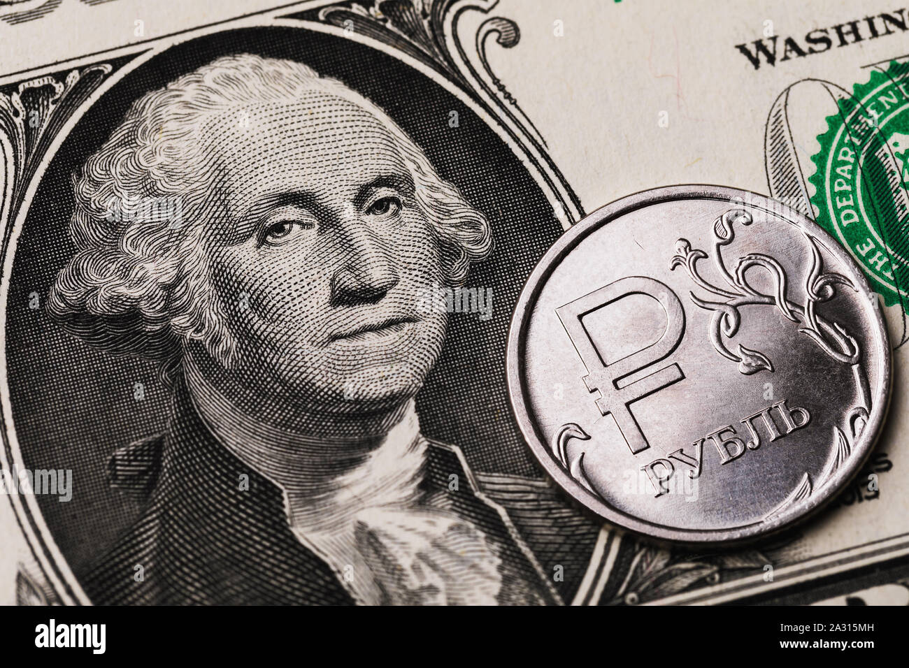 1 Rubel Münze vor dem Hintergrund von 1 Dollar Bill, close-up. Auf der Münze ist die Inschrift in russischen Buchstaben Rubel Stockfoto