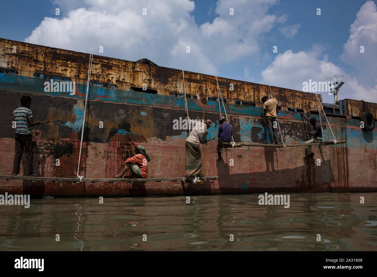 DHAKA, BANGLADESCH - Oktober 04: Bangladesch Arbeiter arbeiten in einer Werft neben dem Fluss Buriganga in Dhaka, Bangladesch am 04 Oktober, 2019. Es ar Stockfoto
