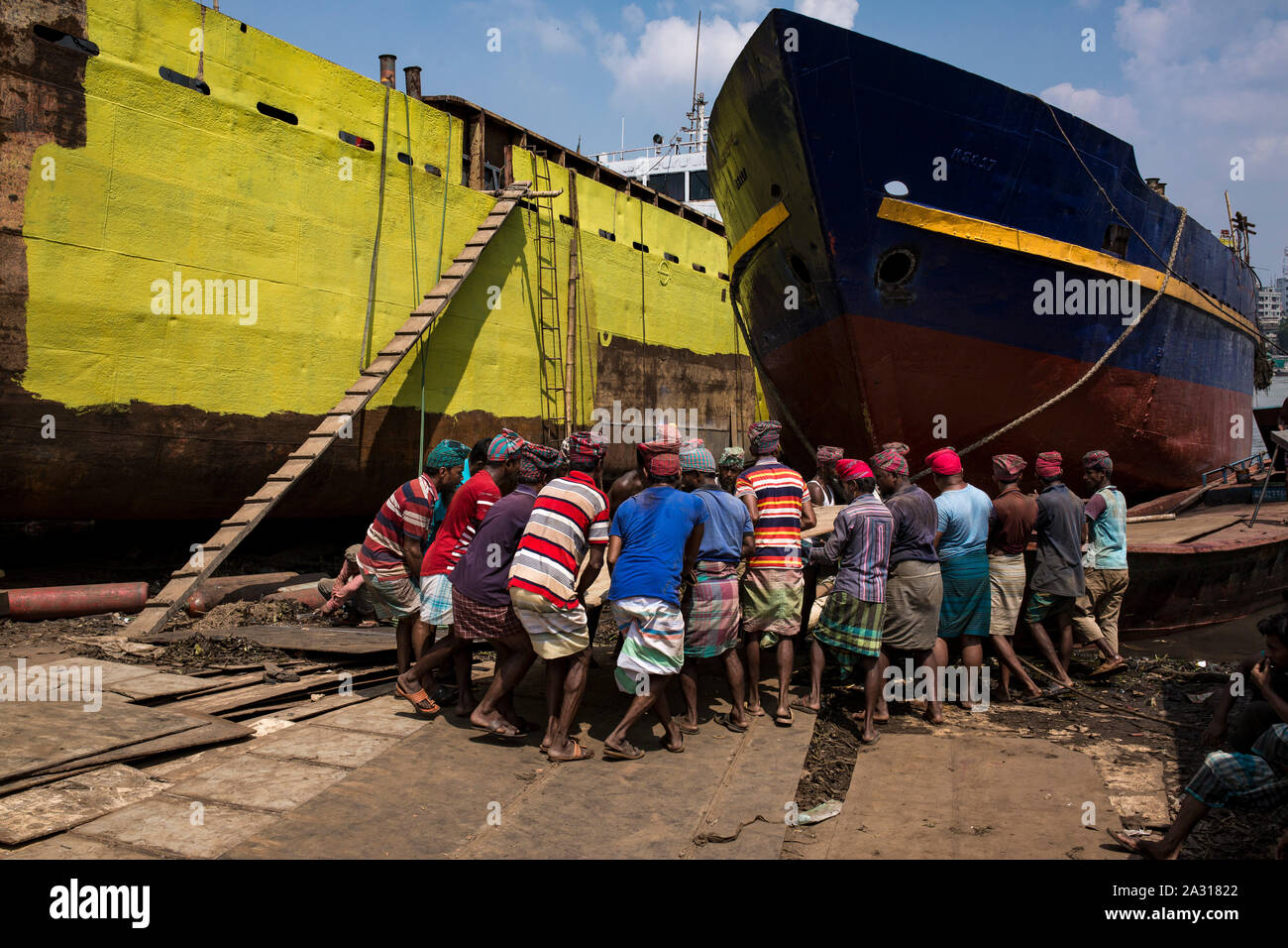 DHAKA, BANGLADESCH - Oktober 04: Bangladesch Arbeiter arbeiten in einer Werft neben dem Fluss Buriganga in Dhaka, Bangladesch am 04 Oktober, 2019. Es ar Stockfoto