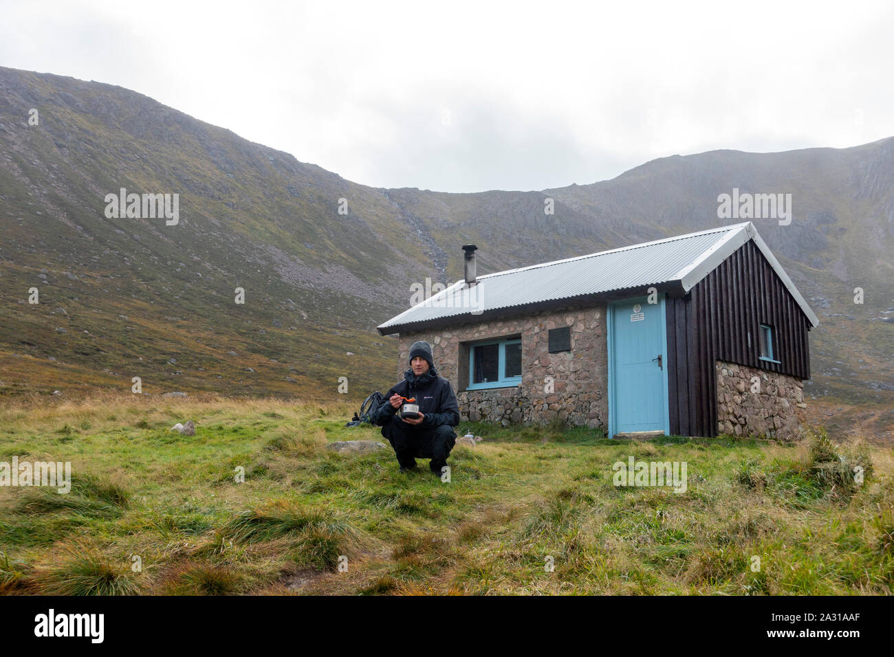 Hutchison Memorial Hütte bothy auf Glen Derry Route im Cairngorms Nationalpark, sie dauert bis zu Ben Macdui der höchste Berg im Park. Stockfoto