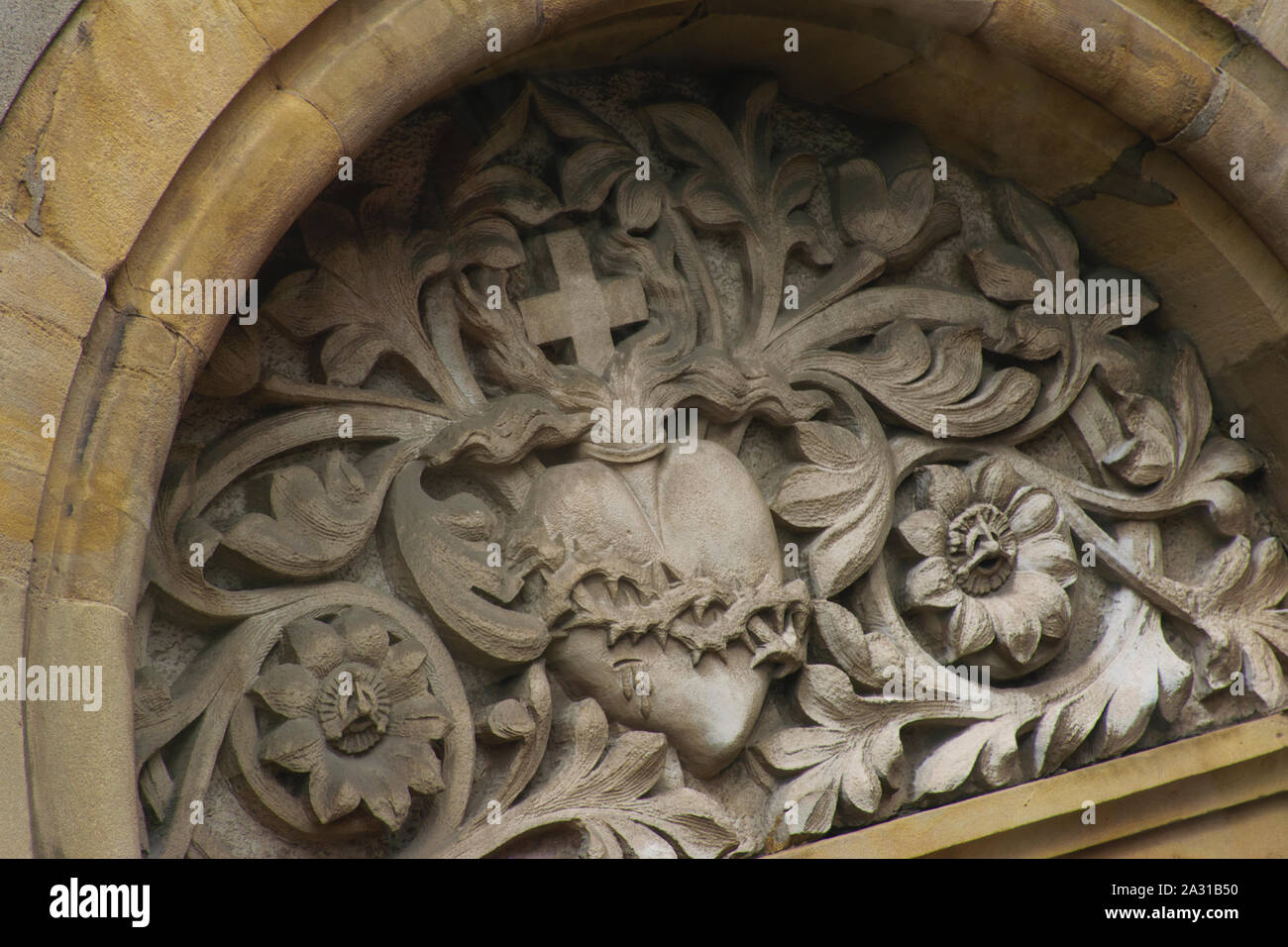 UK, Belfast - Mai 2015: blutende Herz Carving über Kirche Türsturz, Niederländisch kippen Stockfoto