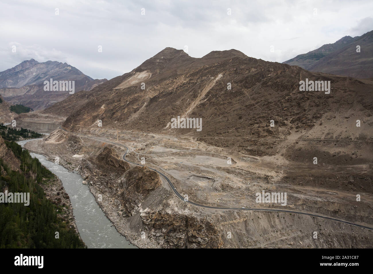 Hunza Flusses ist der wichtigste Fluss der Hunza in Gilgit - Baltistan, Pakistan ist durch den Zusammenfluss des Chapursan und Khunjerab gebildet wird. Stockfoto