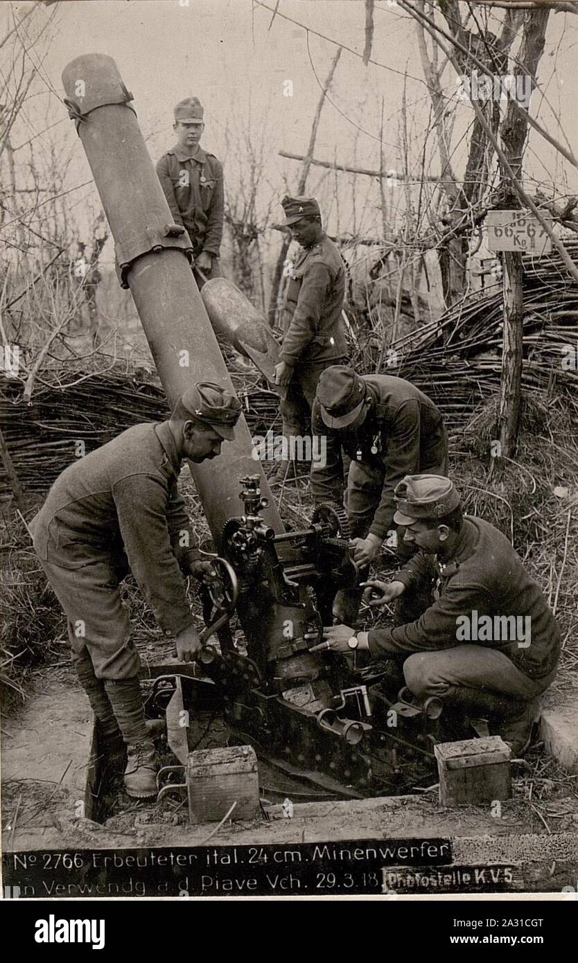 Erbeuteter ital. 24 cm Minenwerfer in Verwendg - a.d. Piave Vch. 29.3.18. Stockfoto