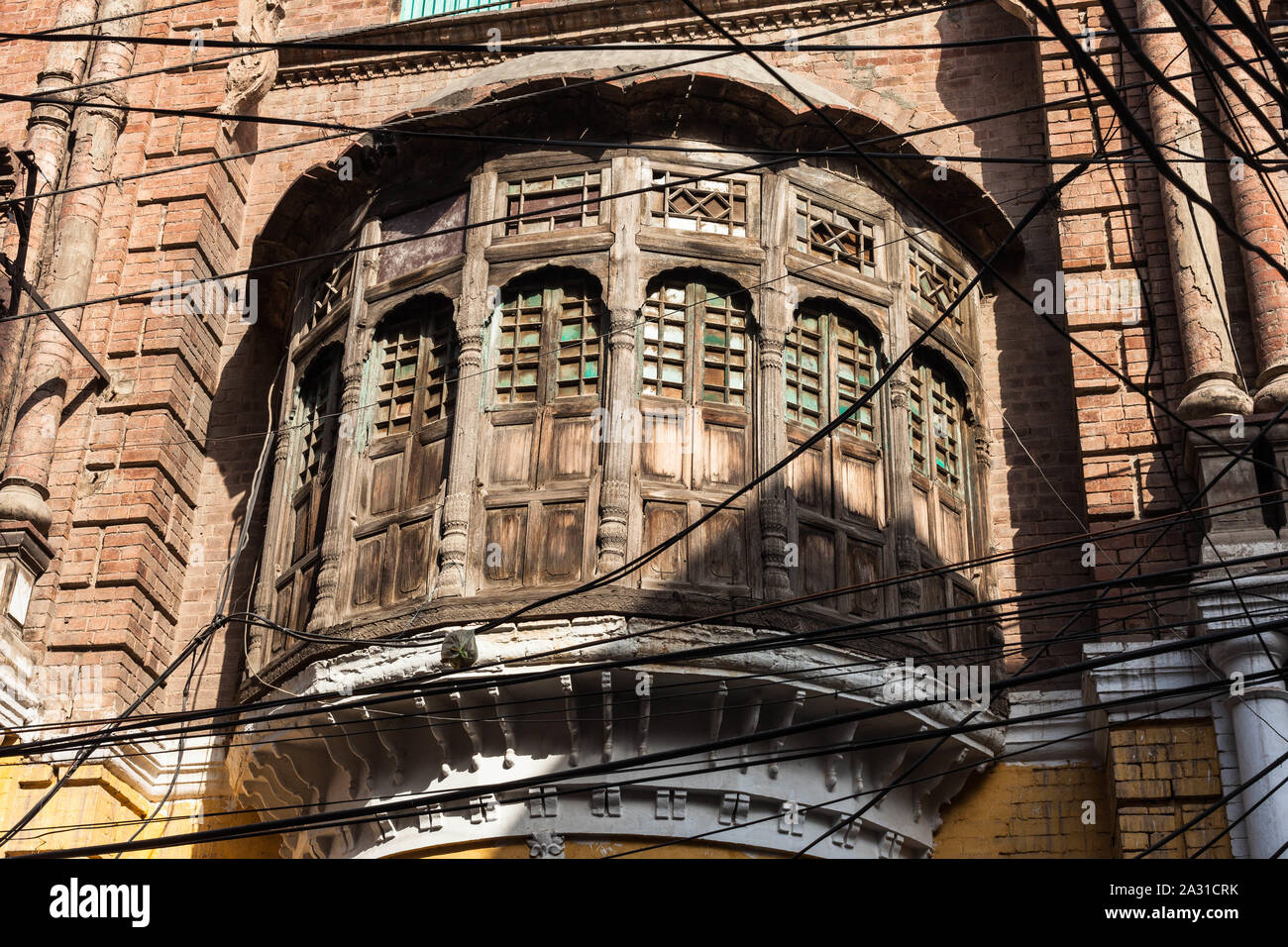 Jharoka Holzbalkone in der ummauerten Stadt Lahore. Stockfoto