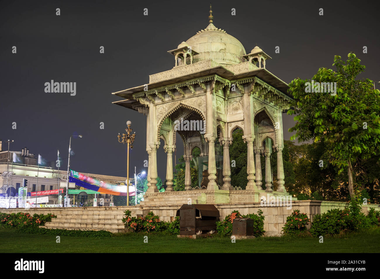 Charing Cross, offiziell bekannt als Faisal Chowk, ist eine wichtige Straßenkreuzung in Lahore, Punjab, Pakistan. Stockfoto