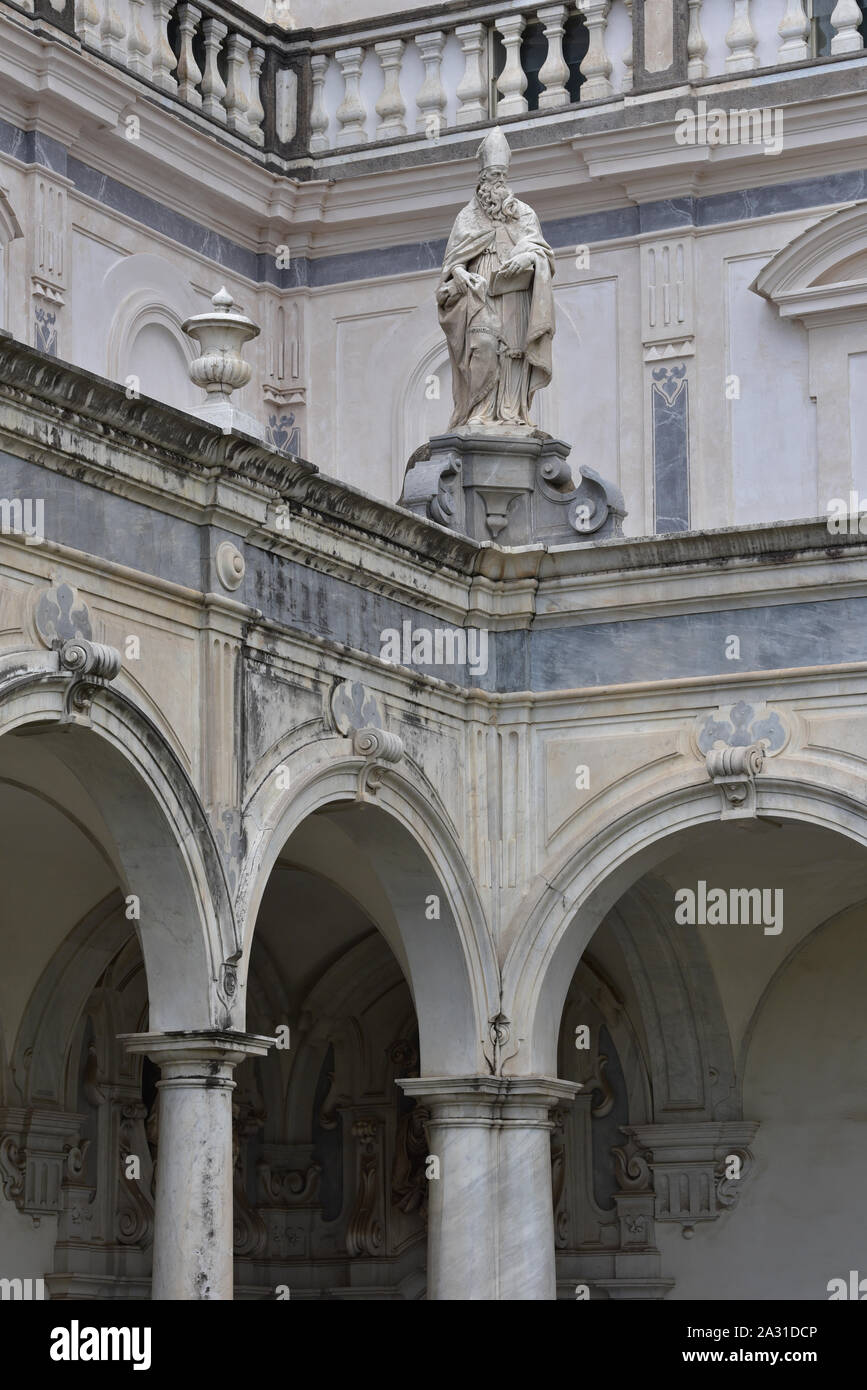 Kartäuser Saint Statue steht über Marmorsäulen im Chiostro Grande, eine ehemalige Klosteranlage, die Certosa di San Martino, Neapel, Italien, Europa. Stockfoto