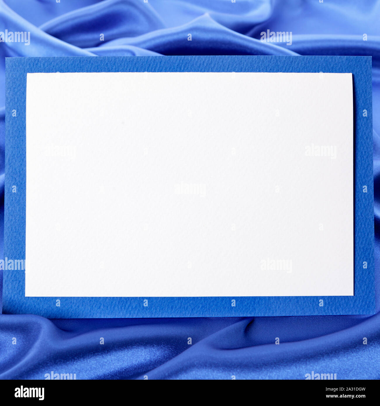 Leere Grußkarte oder Einladung mit blauem Satin Hintergrund Kopie Raum Stockfoto