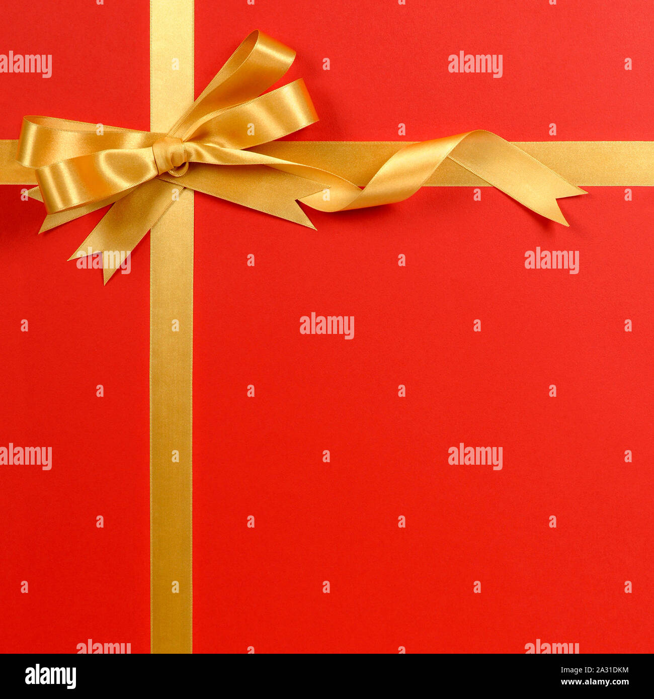 Weihnachten Geschenk Grenze gold Schleife roten Hintergrund vertikal Stockfoto