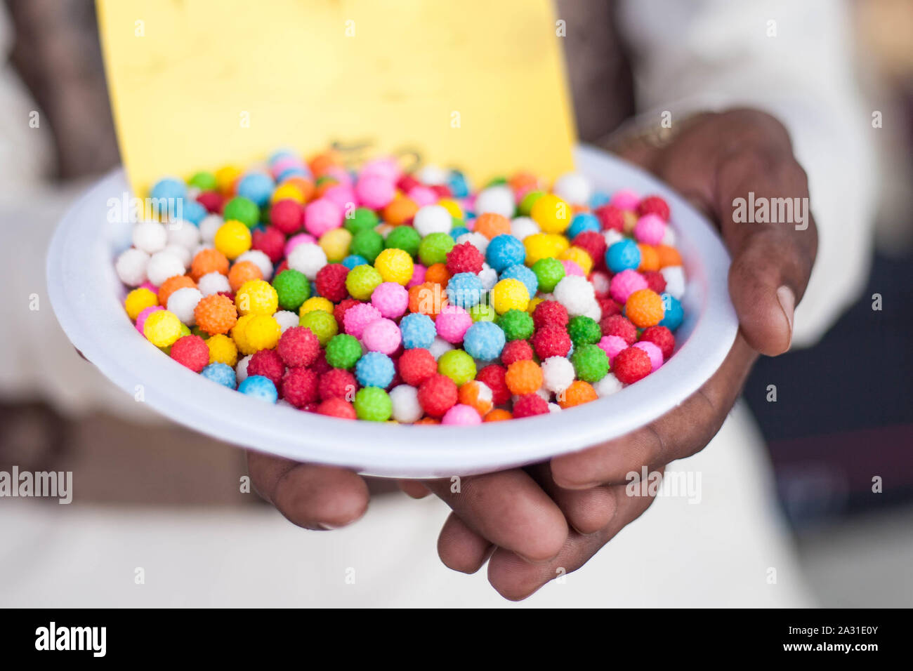 Bunt mit Zucker überzogene gebratene Kichererbsen, traditionelle Nüsse, runde kleine Süßwaren. Stockfoto