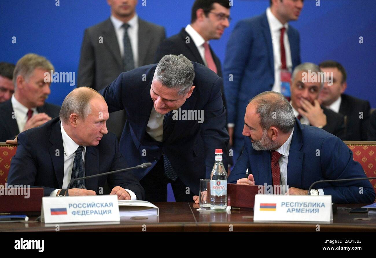 Der russische Präsident Wladimir Putin, Links, Chats mit eurasischen Wirtschafts- Kommission Vorsitzender des Vorstands Tigran Sargsyan, Mitte, und armenischer Premierminister Nikol Pashinian während der Obersten eurasischen Wirtschafts- Konferenz des Oktober 1, 2019 in Eriwan, Armenien. Stockfoto