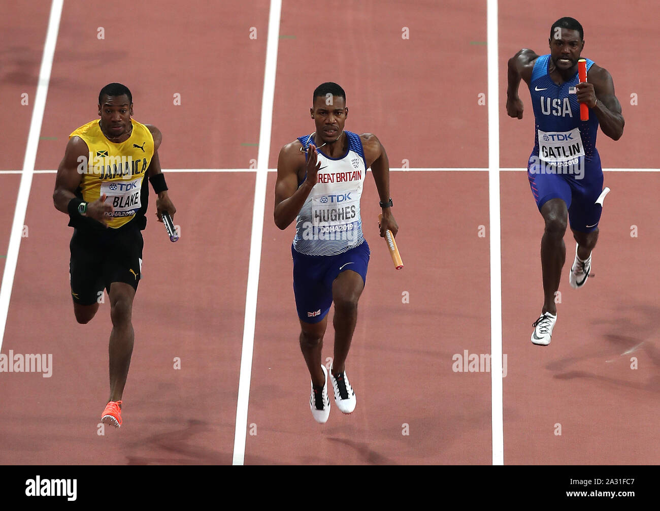 Großbritanniens Zharnel Hughes (Mitte), jamica der Yohan Blake (links) und die USA Justin Gatlin während der 4 x 100 m Männer während der Hitze des Tages acht der IAAF Weltmeisterschaften am Khalifa International Stadium, Doha, Katar. Stockfoto