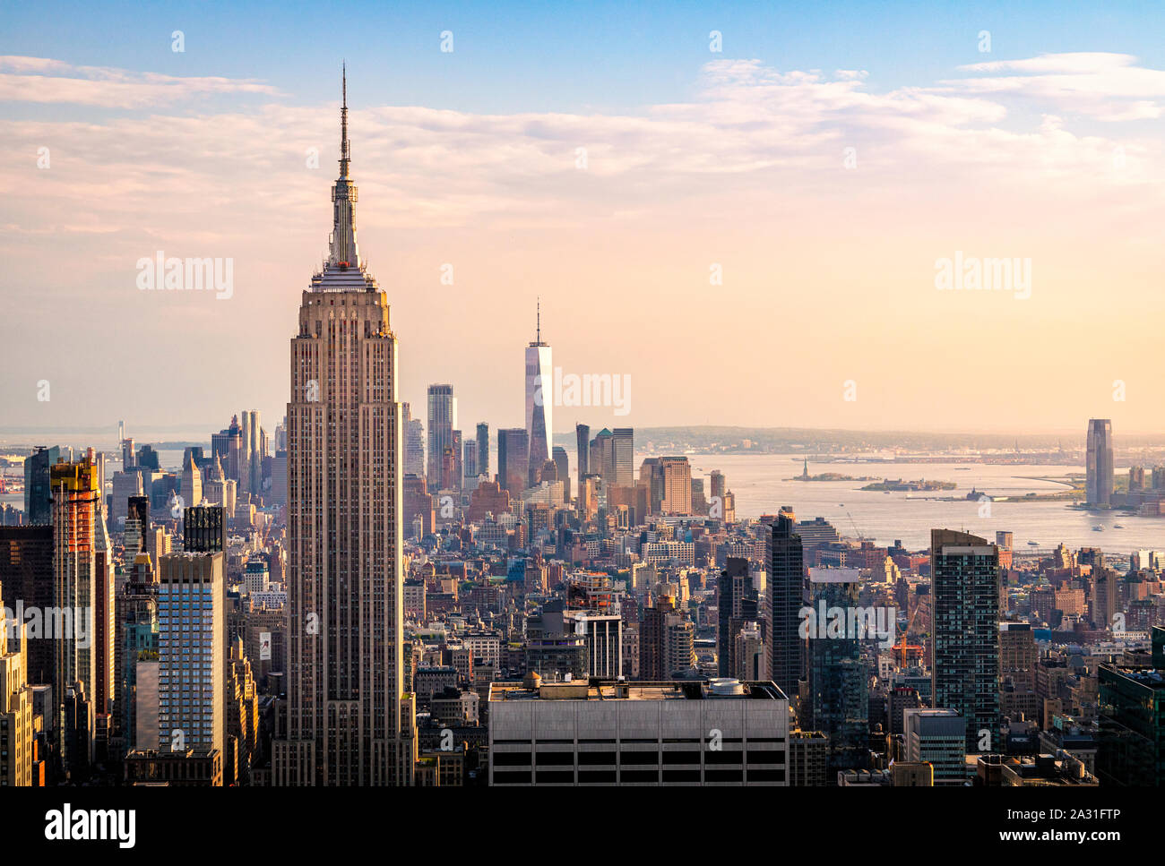 Die Skyline von New York City einschließlich Empire State Building, One World Trade Center und Hudson River, USA. Stockfoto