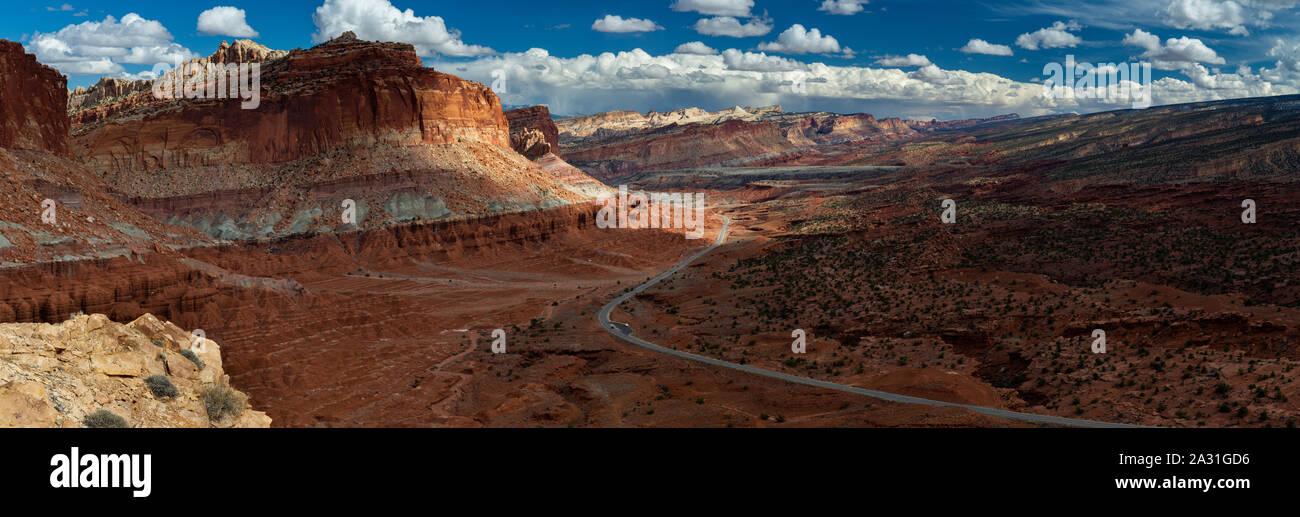 Highway 24 wicklung unter dem massiven Wingate Sandsteinfelsen der Waterpocket Fold. Capitol Reef National Park, Utah Stockfoto