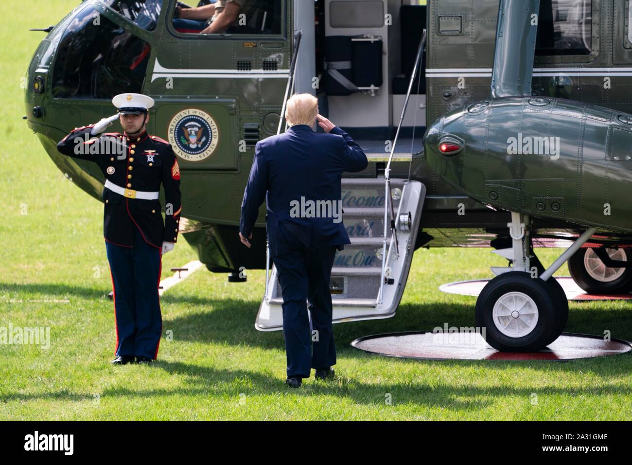 Washington, Vereinigte Staaten von Amerika. 04. Oktober 2019. Us-Präsident Donald Trump begrüßt, als er Boards Marine One auf dem Südrasen des Weißen Hauses Oktober 4, 2019 in Washington, DC. Trump war auf dem Weg zu Nationalen militärischen Walter Reed Medical Center verletzte Krieger zu besuchen. Credit: Joyce Boghosian/White House Photo/Alamy leben Nachrichten Stockfoto