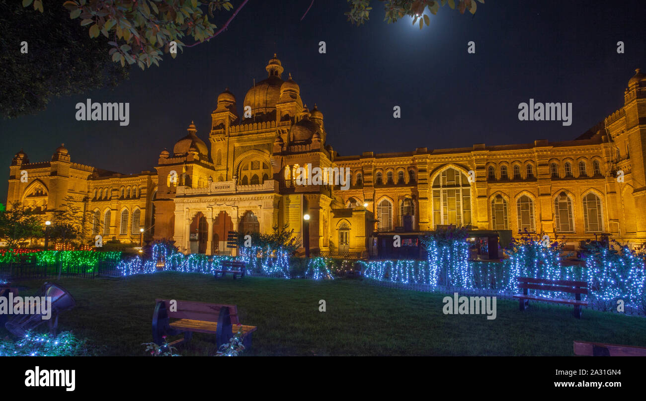 Das Lahore Museum ist ein Museum in Lahore, Punjab, Pakistan. 1865 an einem kleineren Standort gegründet und 1894 eröffnet. Stockfoto