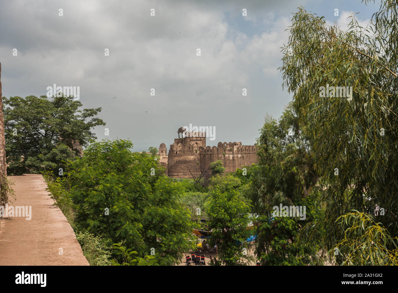 Rohtas Fort (Punjabi, Urdu: قلعہ روہتاس, romanisiert: Qilā Rohtās) ist eine Festung aus dem 16. Jahrhundert in der Nähe der Stadt Dina in Jhelum, Punjab. Stockfoto
