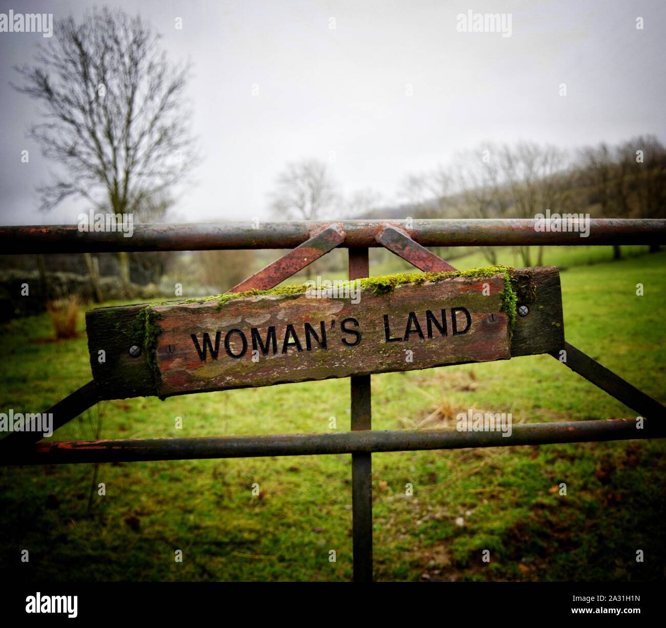 Woman's Land. Ein Landwirte Feld Tor unterzeichnen. ungewöhnliche und witzige unterzeichnen. Stockfoto