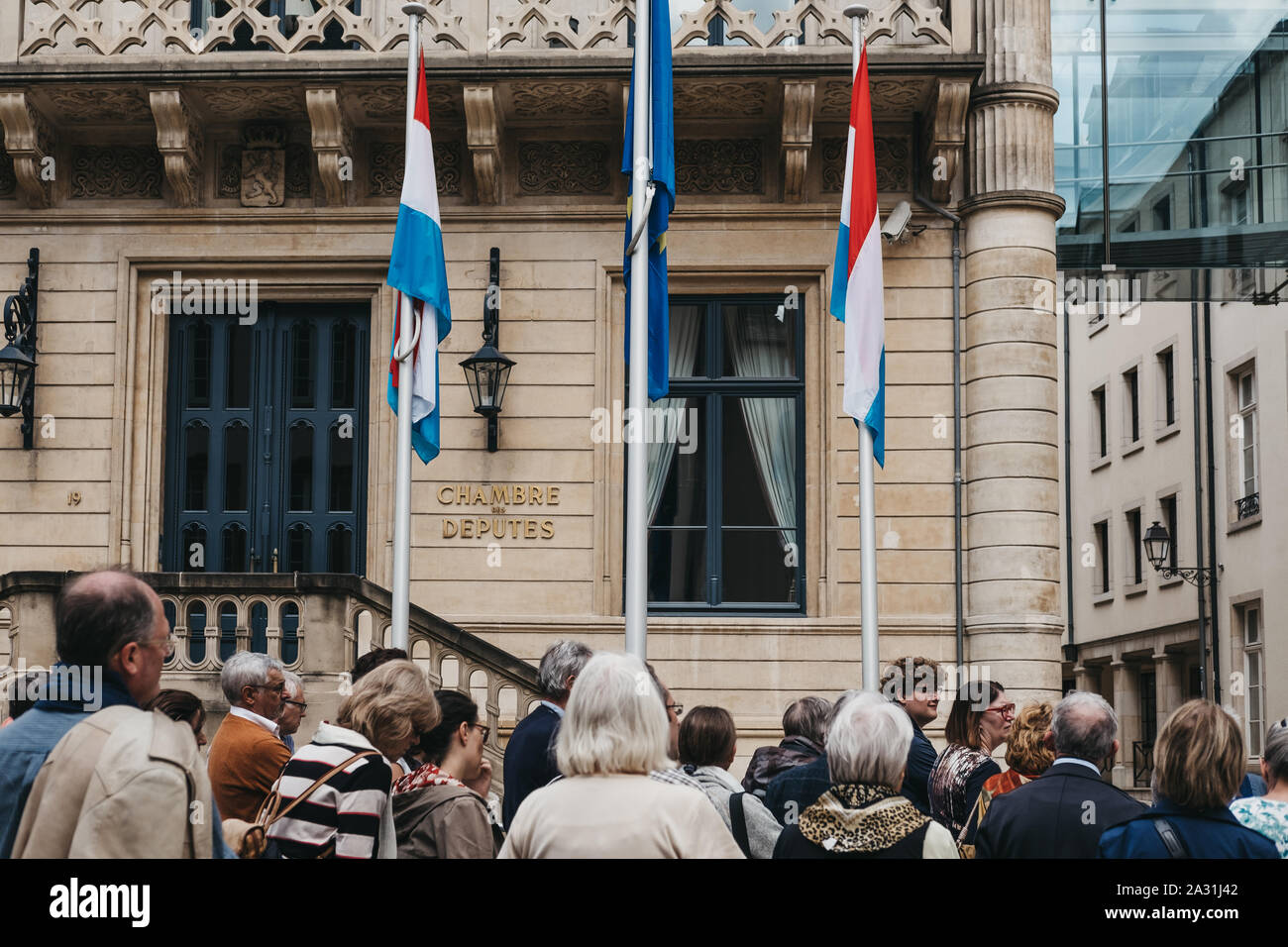 Die Stadt Luxemburg, Luxemburg - 19. 2019: Menschen außerhalb der Kammer der Abgeordneten, der aus einer Kammer bestehenden nationalen Gesetzgeber von Luxemburg. Selektive konzentrieren. Stockfoto