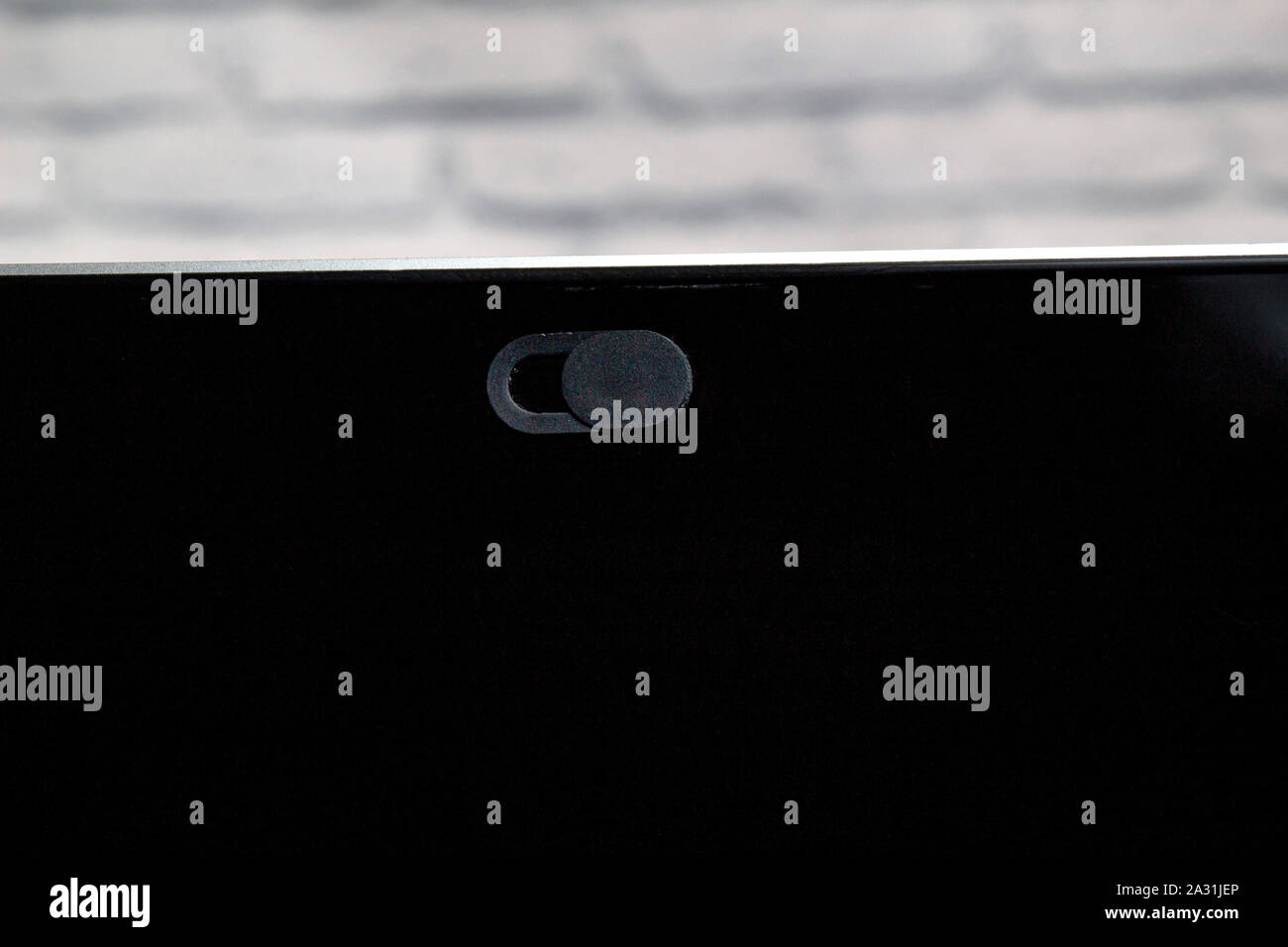 Kamera Privatsphäre abdecken. Schieben Sie die Webcam. Abdeckung für ein elektronisches Gerät mit einer weißen Wand. Stockfoto