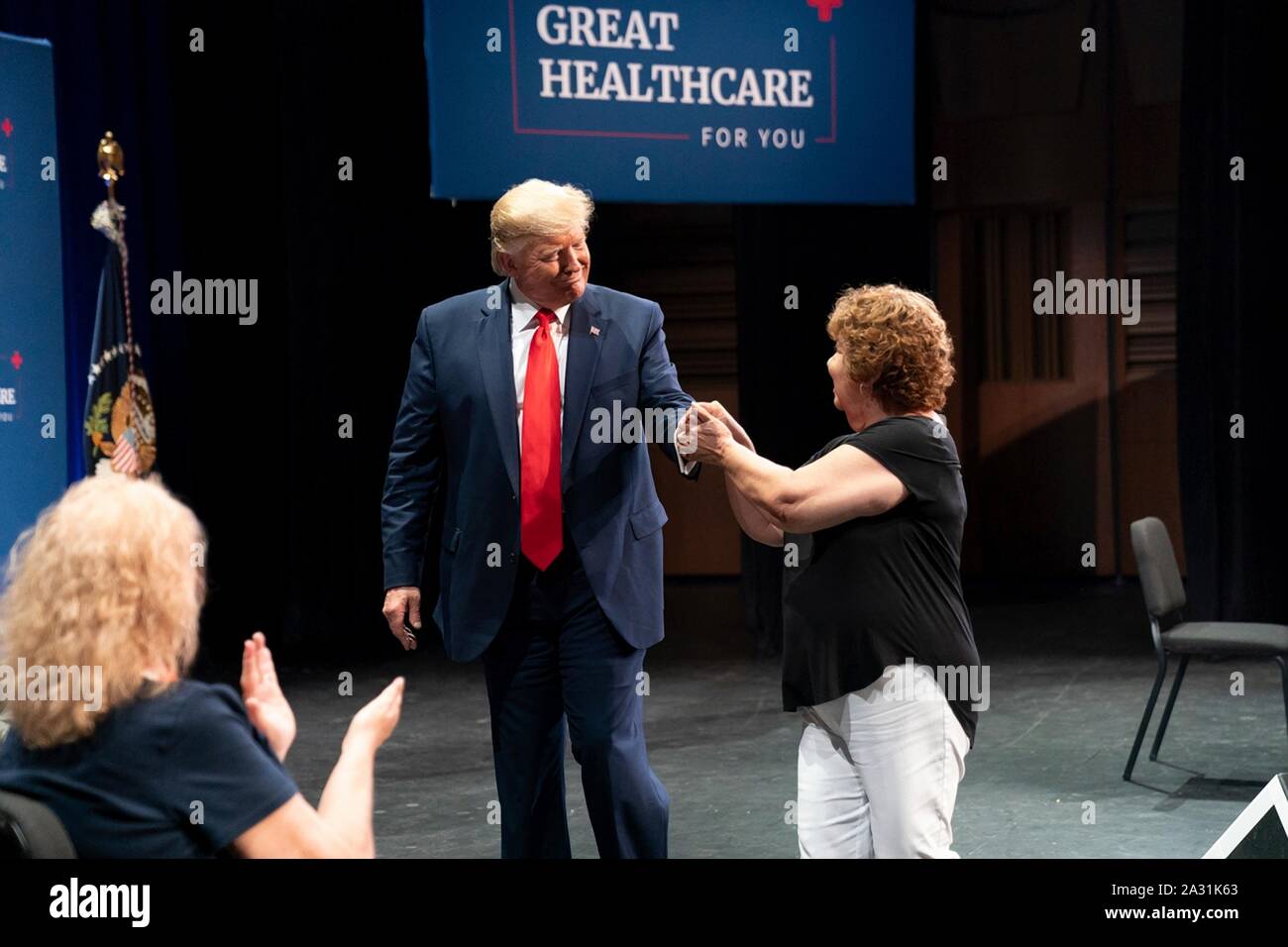 Die Dörfer, die Vereinigten Staaten von Amerika. 03. Oktober 2019. Us-Präsident Donald Trump grüßt Unterstützer bei der Ankunft am Sharon L. Morse Performing Arts Center Oktober 3, 2019 in den Dörfern, Florida. Trumpf ist ein Besuch der Ruhestandgemeinschaft der Dörfer in zentralem Florida eine Adresse zu liefern und eine Executive Order auf Medicare unterzeichnen. Credit: Shealah Craighead/White House Photo/Alamy leben Nachrichten Stockfoto