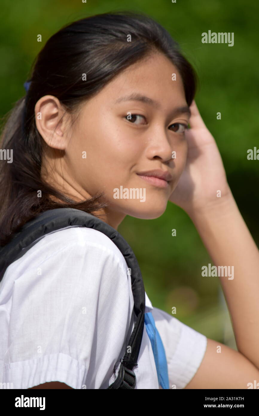 Eine junge Filipina Studentin Ruhen Stockfoto