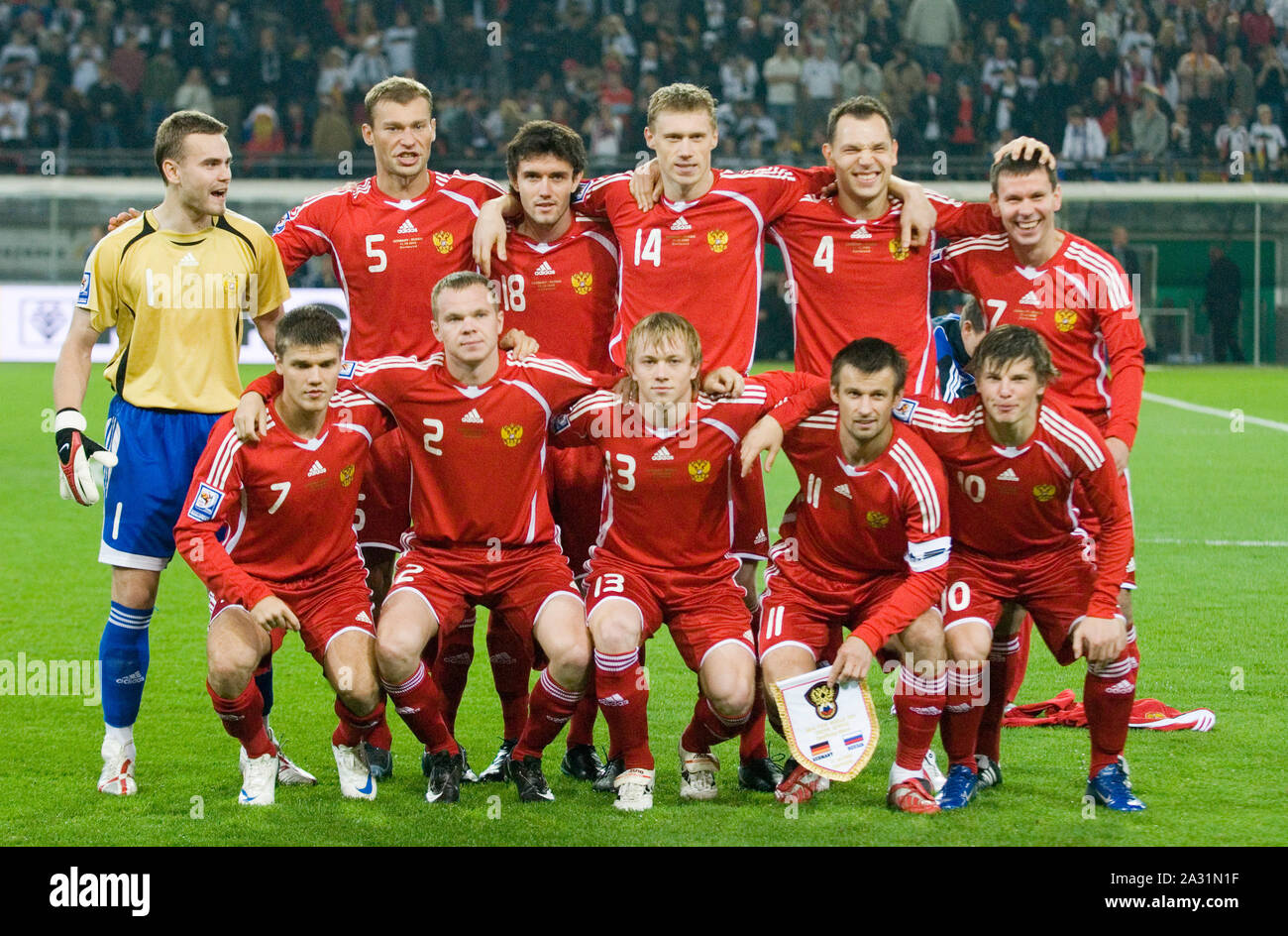 Signal-Iduna-Arena Dortmund, Deutschland 11.10.2008, Fußball: Internationale qualifer für WM 2010, Deutschland (GER, Weiß) vs Russland (RUS, Rot), team pphoto Russland, hintere Reihe von links: Igor AKINFEEV, Vasily BEREZUTSKIY, Juri ZHIRKOV, Pavel Pogrebnyak, Sergey IGNASHEVICH, Konstantin ZYRYANOV vorne, fr. Links: Igor DENISOV, Alexander ANYUKOV, Renat YANBAEV, Sergey SEMAK, Andrej Arschawin Stockfoto
