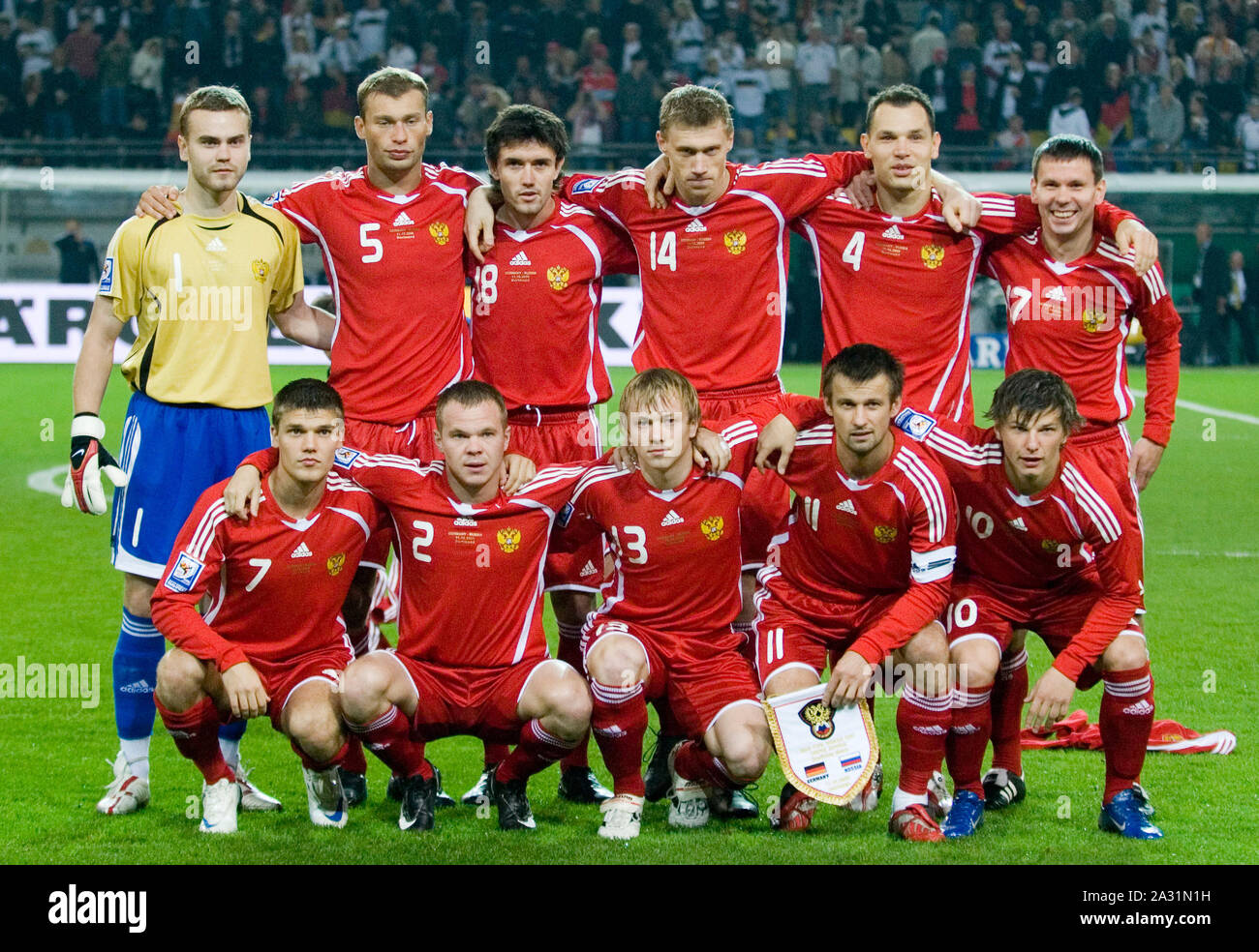 Signal-Iduna-Arena Dortmund, Deutschland 11.10.2008, Fußball: Internationale qualifer für WM 2010, Deutschland (GER, Weiß) vs Russland (RUS, Rot), team pphoto Russland, hintere Reihe von links: Igor AKINFEEV, Vasily BEREZUTSKIY, Juri ZHIRKOV, Pavel Pogrebnyak, Sergey IGNASHEVICH, Konstantin ZYRYANOV vorne, fr. Links: Igor DENISOV, Alexander ANYUKOV, Renat YANBAEV, Sergey SEMAK, Andrej Arschawin Stockfoto